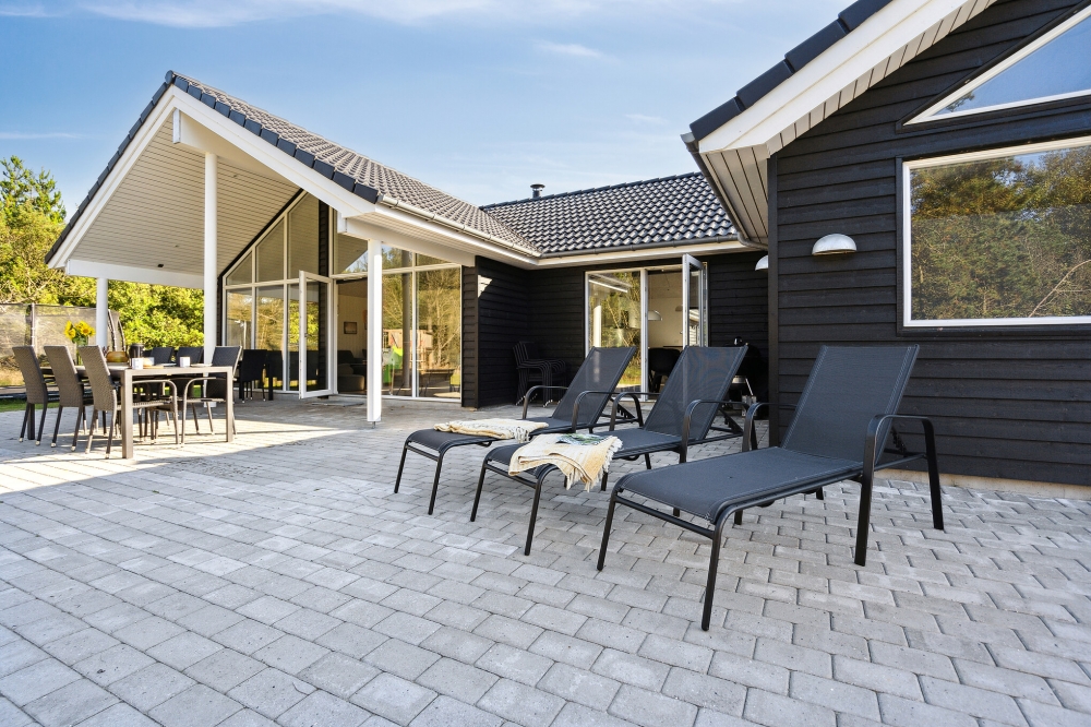 Genießen Sie einen Grillabend auf der Terrasse des Luxusferienhauses Nr. 536 in Westjütland