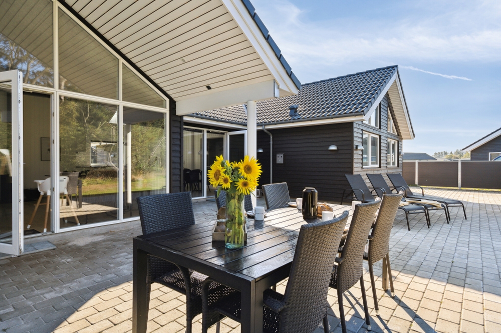 Auf der Terrasse des Ferienhauses Nr. 536 ist Platz für 18 Personen.