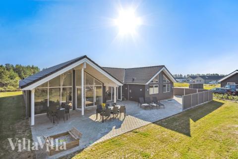 Dieses schöne Poolhaus Nr. 536 mit Platz für 18 Personen liegt in Westjütland