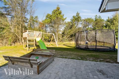 Zu dem attraktiven Ferienhaus Nr. 536 in Westjütland gehört auch ein tolles Angebot im Außenbereich, z. B. Spieleturm und Schaukeln