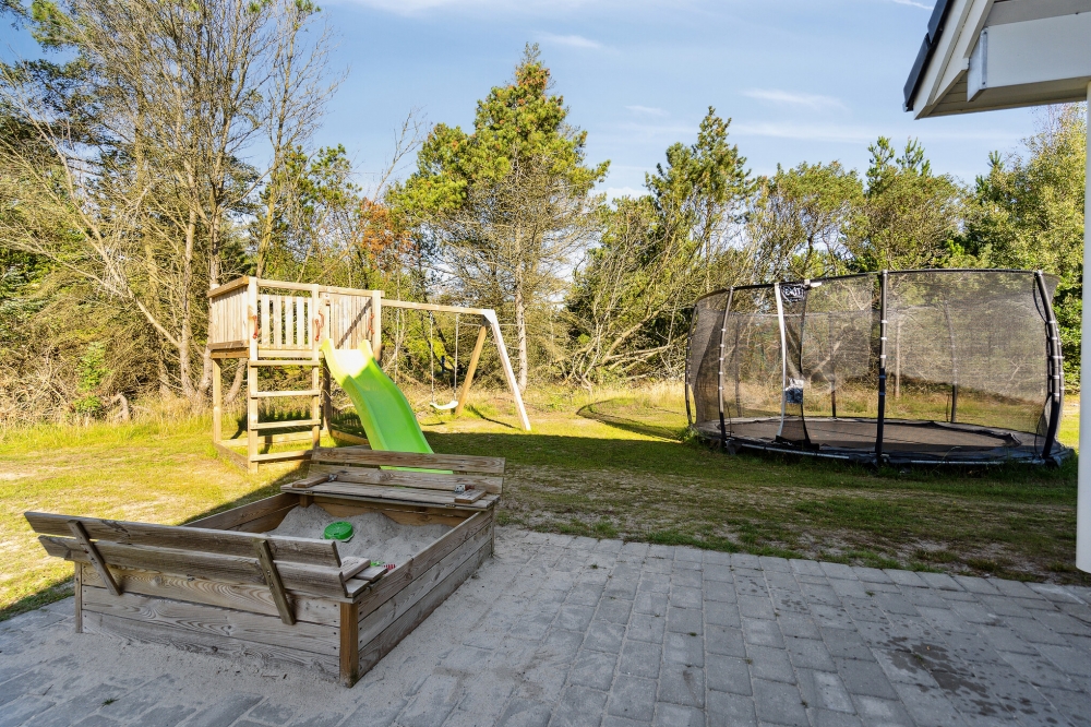 Zu dem attraktiven Ferienhaus Nr. 536 in Westjütland gehört auch ein tolles Angebot im Außenbereich, z. B. Spieleturm und Schaukeln