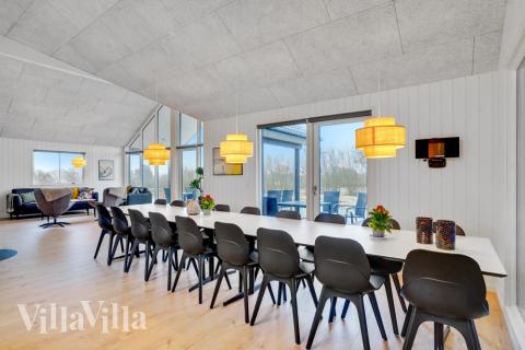 Aufenthaltsraum mit Platz für 18 im Luxusferienhaus Nr. 537.