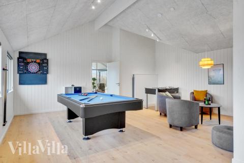 Das Luxusferienhaus 537 für 18 Personen hat einen großen Aktivitätsraum mit u. a. Billard und Darts