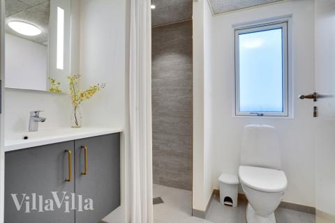 Eines der Badezimmer im Luxusferienhaus Nr. 537