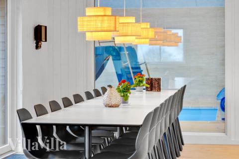 Der große, lichtdurchflutete Aufenthaltsraum im Luxusferienhaus Nr. 537 für 18.