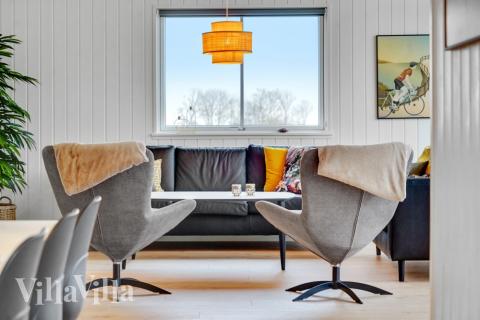 Die Couch im Luxusferienhaus Nr. 537 in Südjütland lädt zu Gesellschaftsspielen oder zu Kinoabenden ein.