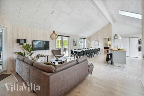 Die Couch im Luxusferienhaus Nr. 535 in Westjütland lädt zu Gesellschaftsspielen oder zu Kinoabenden ein.