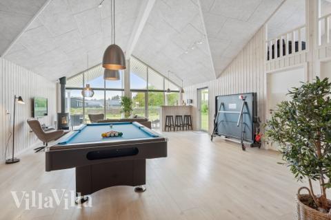 Das Luxusferienhaus 535 für 20 Personen hat einen großen Aktivitätsraum mit u. a. Billard und Darts