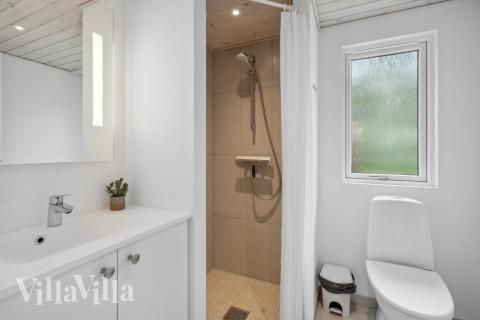 Eines der Badezimmer im Luxusferienhaus Nr. 535