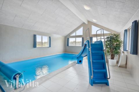 Das Ferienhaus 535 hat einen schicken Poolbereich mit Wasserrutsche, einem geräumigen, eingelassenen Whirlpool und einer Sauna.