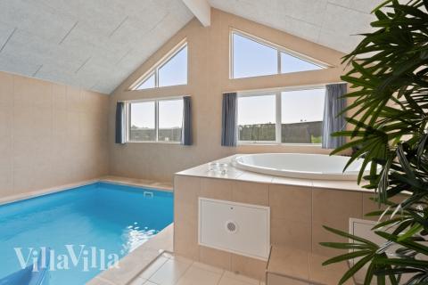 Genießen Sie den warmen Whirlpool im Luxusferienhaus Nr. 535 in Westjütland