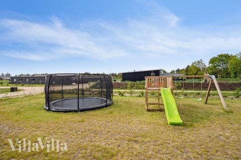 Zu dem attraktiven Ferienhaus Nr. 535 in Westjütland gehört auch ein tolles Angebot im Außenbereich, z. B. Spieleturm und Schaukeln
