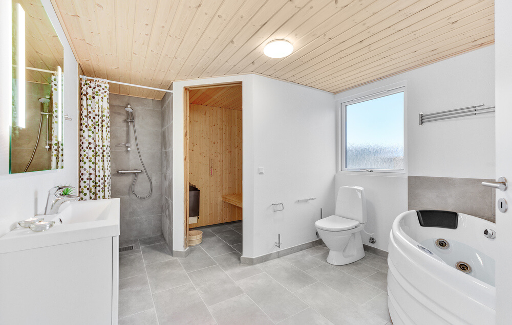 Eines der Badezimmer im Luxusferienhaus Nr. 539