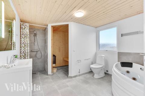 Eines der Badezimmer im Luxusferienhaus Nr. 539