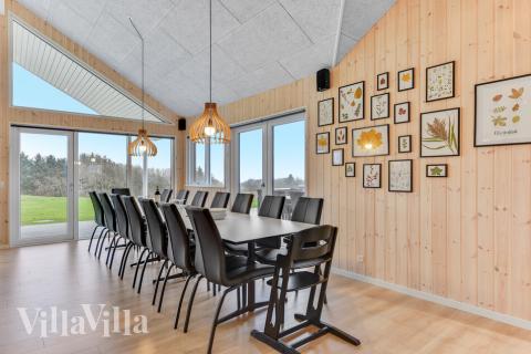 Der große, lichtdurchflutete Aufenthaltsraum im Luxusferienhaus Nr. 539 für 14.