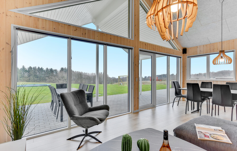 Die Couch im Luxusferienhaus Nr. 539 in Limfjord lädt zu Gesellschaftsspielen oder zu Kinoabenden ein.
