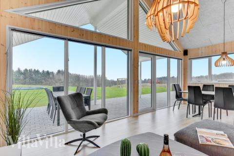 Die Couch im Luxusferienhaus Nr. 539 in Limfjord lädt zu Gesellschaftsspielen oder zu Kinoabenden ein.