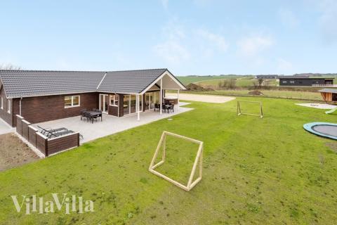 Diese schicke Haus mit Whirlpool Nr. 539 mit Platz für 14 Personen liegt in Limfjord