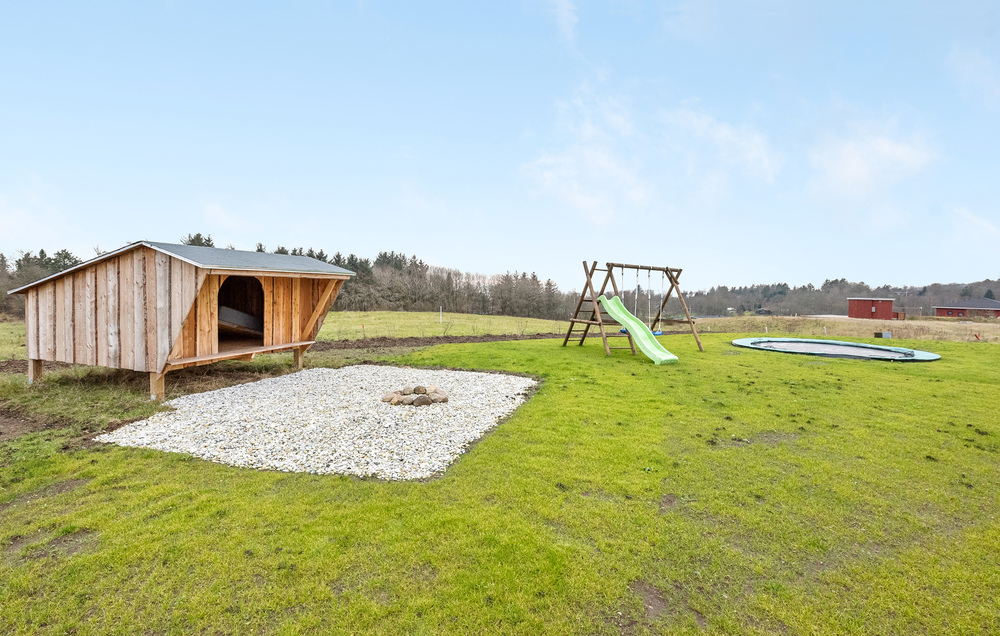 Zu dem attraktiven Ferienhaus Nr. 539 in Limfjord gehört auch ein tolles Angebot im Außenbereich, z. B. Spieleturm und Schaukeln