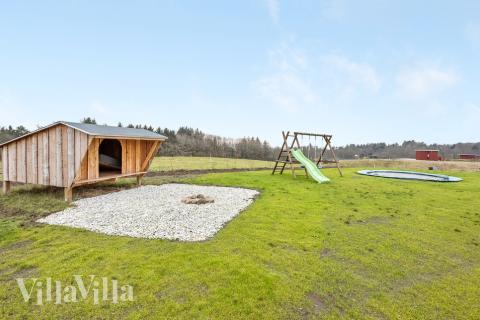 Zu dem attraktiven Ferienhaus Nr. 539 in Limfjord gehört auch ein tolles Angebot im Außenbereich, z. B. Spieleturm und Schaukeln