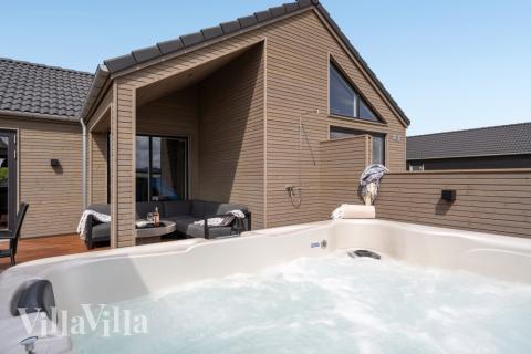 Genießen Sie den warmen Whirlpool im Luxusferienhaus Nr. 541 in Westjütland