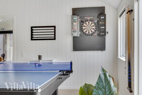 Das Luxusferienhaus 541 für 18 Personen hat einen großen Aktivitätsraum mit u. a. Billard und Darts