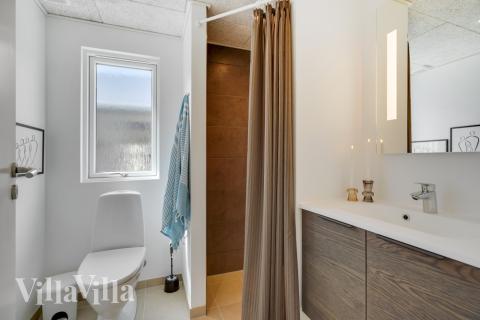 Eines der Badezimmer im Luxusferienhaus Nr. 541