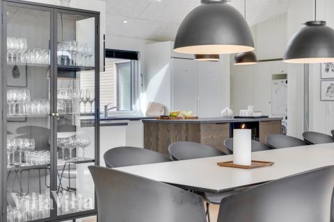 Der große, lichtdurchflutete Aufenthaltsraum im Luxusferienhaus Nr. 541 für 18.