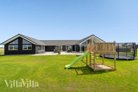 Zu dem attraktiven Ferienhaus Nr. 542 in Limfjord gehört auch ein tolles Angebot im Außenbereich, z. B. Spieleturm und Schaukeln