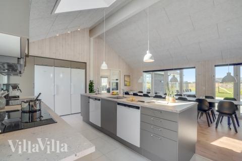 In der Küche des Luxusferienhauses ist alles vorhanden, was man braucht, um Mahlzeiten für 26 Personen zuzubereiten.