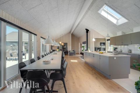 Der große, lichtdurchflutete Aufenthaltsraum im Luxusferienhaus Nr. 542 für 26.