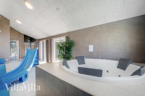 Genießen Sie den warmen Whirlpool im Luxusferienhaus Nr. 542 in Limfjord
