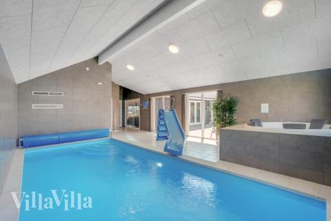 Das Ferienhaus 542 hat einen schicken Poolbereich mit Wasserrutsche, einem geräumigen, eingelassenen Whirlpool und einer Sauna.