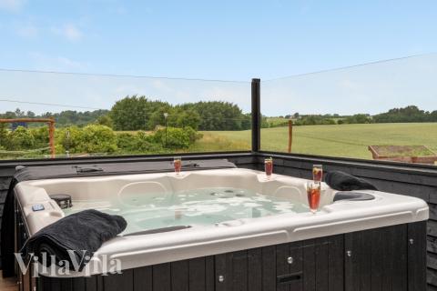 Genießen Sie den warmen Whirlpool im Luxusferienhaus Nr. 546 in Limfjord
