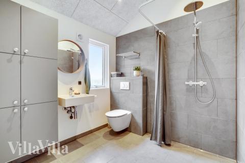 Im Luxusferienhaus Nr. 546 für 30 Personen gibt es Bad mit Dusche.