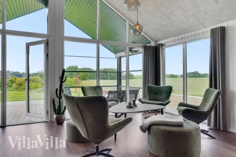 Die Couch im Luxusferienhaus Nr. 546 in Limfjord lädt zu Gesellschaftsspielen oder zu Kinoabenden ein.