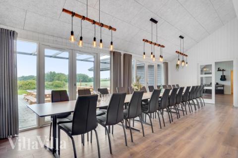 Der große, lichtdurchflutete Aufenthaltsraum im Luxusferienhaus Nr. 546 für 30.