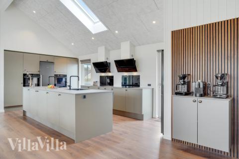 Die Küche in dem Luxusferienhaus Nr. 546 ist so gut ausgestattet, dass man problemlos Mahlzeiten für 30 Personen zubereiten kann.