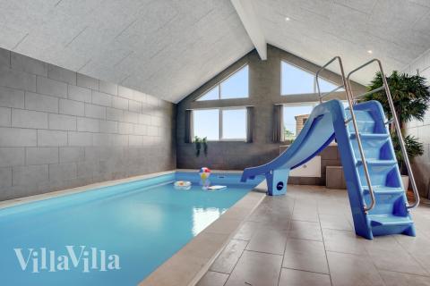 Das Ferienhaus 546 hat einen schicken Poolbereich mit Wasserrutsche, einem geräumigen, eingelassenen Whirlpool und einer Sauna.