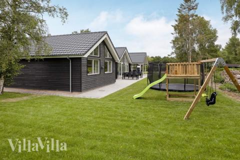 Zu dem attraktiven Ferienhaus Nr. 543 in Lolland/Falster/Mön gehört auch ein tolles Angebot im Außenbereich, z. B. Spieleturm und Schaukeln