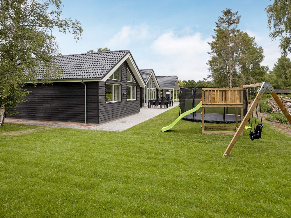 Zu dem attraktiven Ferienhaus Nr. 543 in Lolland/Falster/Mön gehört auch ein tolles Angebot im Außenbereich, z. B. Spieleturm und Schaukeln