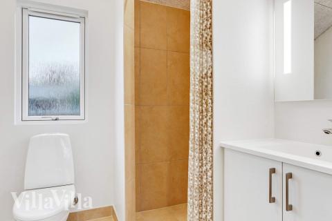 Eines der Badezimmer im Luxusferienhaus Nr. 543