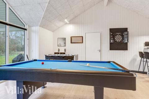 Das Luxusferienhaus 543 für 16 Personen hat einen großen Aktivitätsraum mit u. a. Billard und Darts