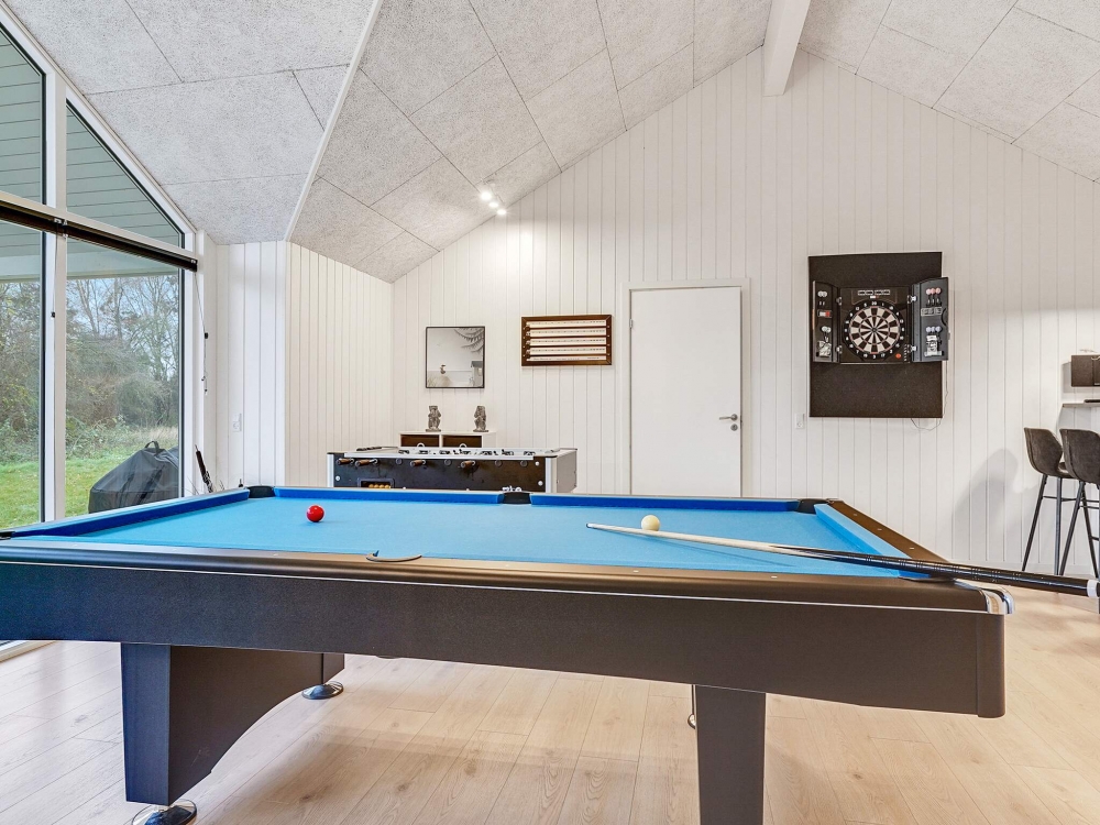 Das Luxusferienhaus 543 für 16 Personen hat einen großen Aktivitätsraum mit u. a. Billard und Darts
