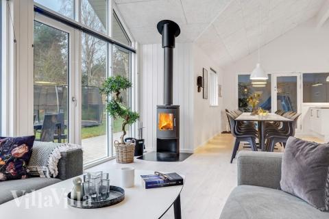 Der große, lichtdurchflutete Aufenthaltsraum im Luxusferienhaus Nr. 543 für 16.