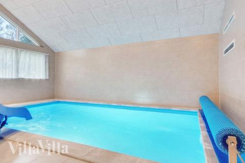 Das Ferienhaus 543 hat einen schicken Poolbereich mit Wasserrutsche, einem geräumigen, eingelassenen Whirlpool und einer Sauna.