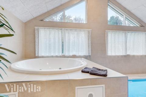 Genießen Sie den warmen Whirlpool im Luxusferienhaus Nr. 543 in Lolland/Falster/Mön