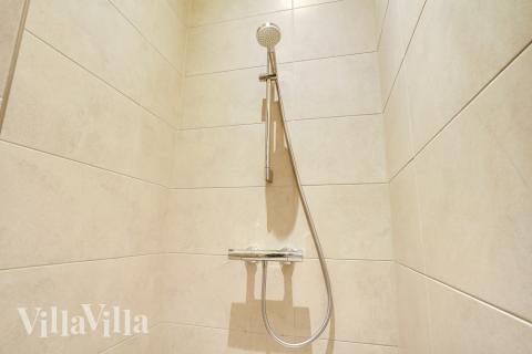 Eines der Badezimmer im Luxusferienhaus Nr. 544