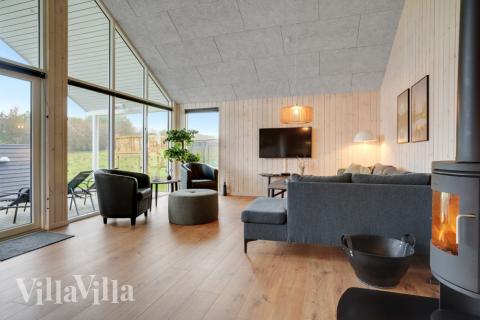 Die Couch im Luxusferienhaus Nr. 544 in Ostjütland lädt zu Gesellschaftsspielen oder zu Kinoabenden ein.