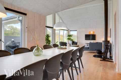 Der große, lichtdurchflutete Aufenthaltsraum im Luxusferienhaus Nr. 544 für 14.